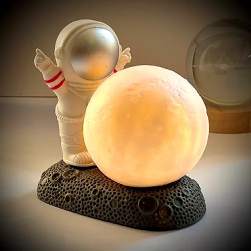 چراغ خواب فانتزی طرح فضانورد و ماه